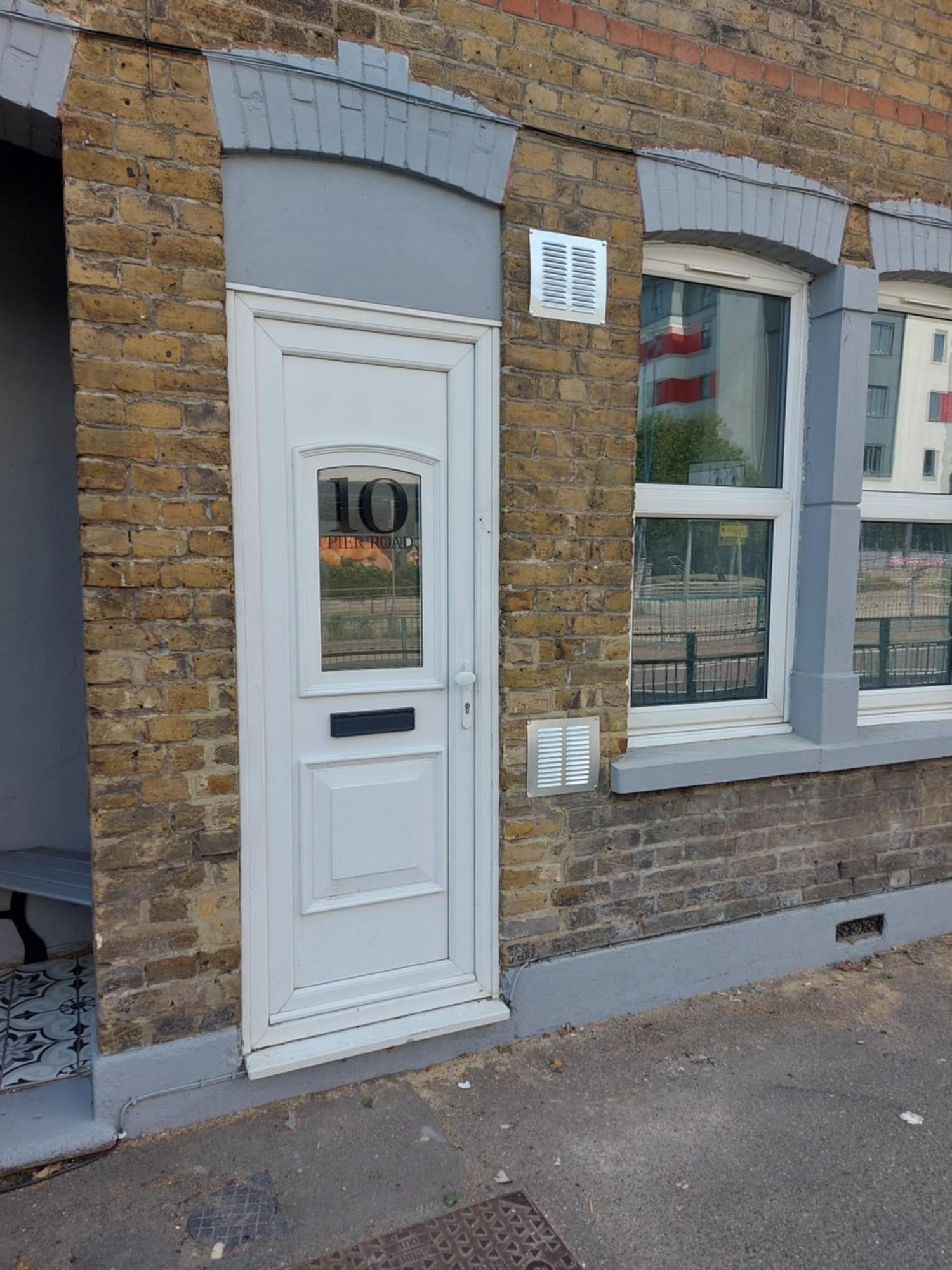 10 Pier Road Gillingham Me7 1rj *